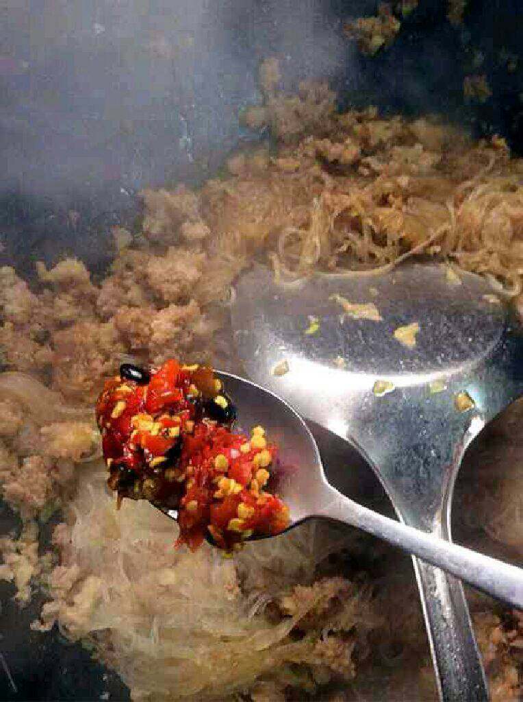 蚂蚁上树,等汤汁收干放进豆瓣剁椒，加适量生抽和盐调味，翻炒一下出锅。
