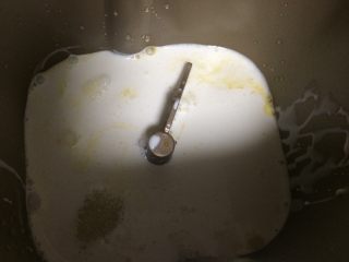 毛毛虫面包,如图将3分之2鸡蛋液倒入面包桶，淡奶油和牛奶倒入面包桶，在面包桶2个角分别倒入盐和糖；