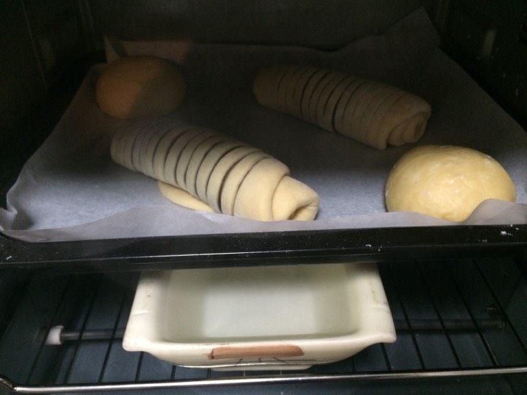 毛毛虫面包,如图将烤盘放入烤箱中层，下层放一碗开水，温度40度，发酵模式，50分钟左右，进行第二次发酵；