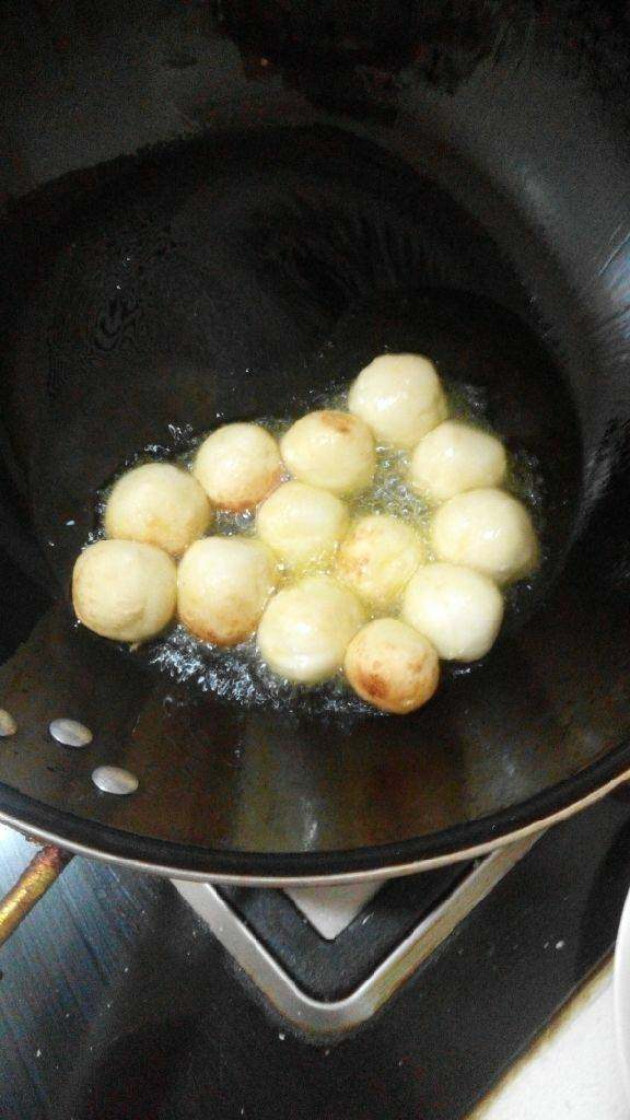 炸红薯丸子,油六成热，放入锅中