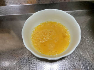 火腿青菜炒鸡蛋,鸡蛋加少许盐，搅打成均匀蛋液