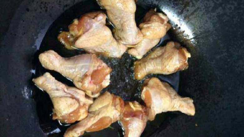 自创【蜜汁鸡腿】,锅里放油在把腌制好的鸡腿放进去炸。