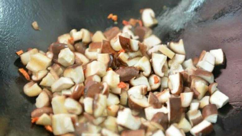 香菇酱,热锅倒入适量油，先放入剁椒炒香，再放入香菇丁翻炒，炒出香菇的香味。