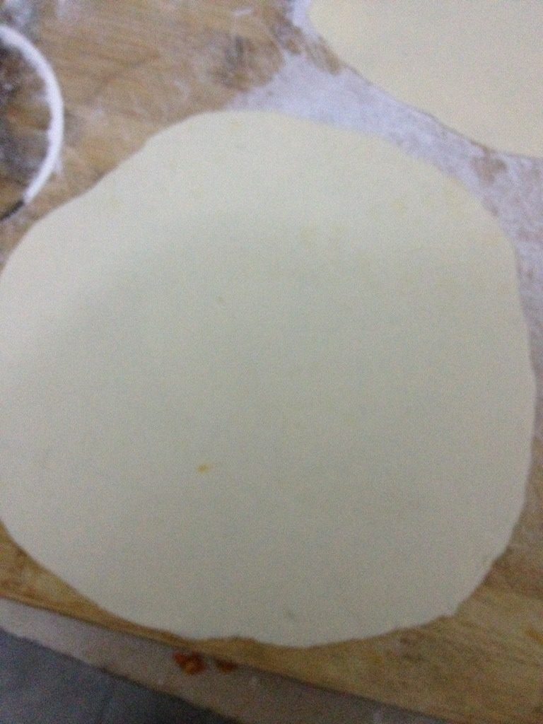 羊肉馅饼,将发酵好的面团分为小挤子 杆成圆形 要杆的薄薄的 一次杆两个