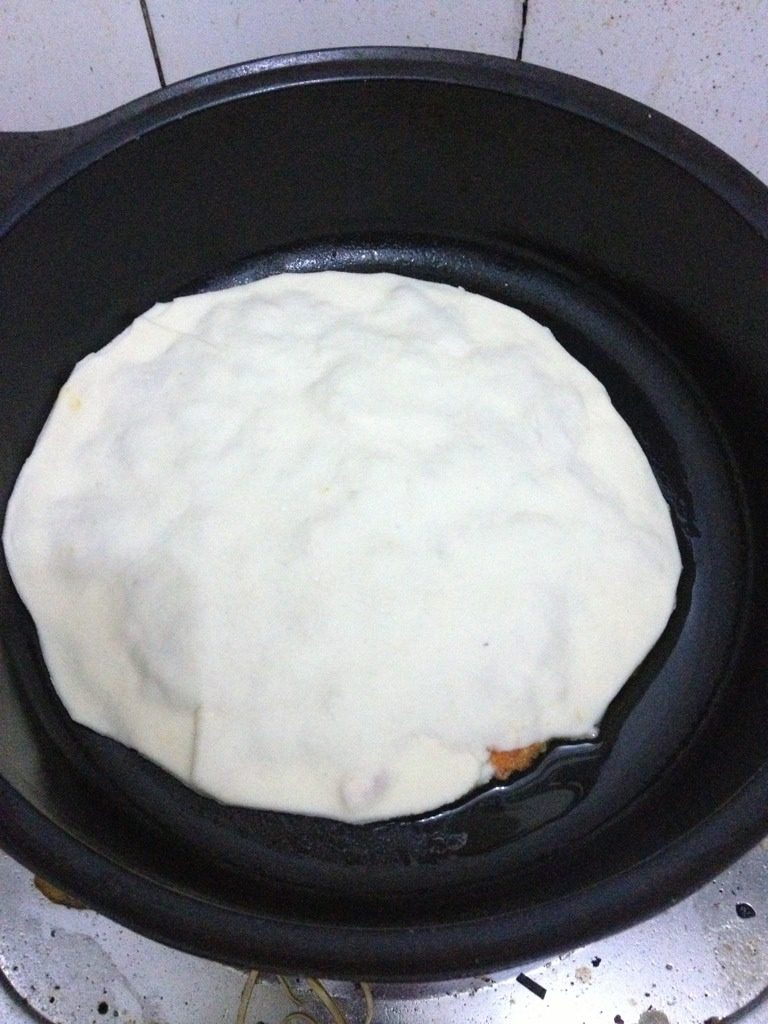 羊肉馅饼,平底锅热油 将弄好的饼放入 盖上锅盖 煎至金黄翻面