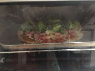 什锦披萨,再撒上奶酪丝，根据个人口味定。如微波炉200度烤制15-20分钟，注意观察，蔬菜不要考糊