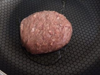 牛肉汉堡,如图平底锅少油，牛肉饼煎熟备用；