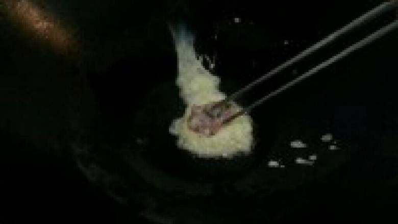 记忆中妈妈的蛋饺-家乡的味道,6. 放入一团肉末，然后用锅铲从下 往上卷蛋皮和肉，卷成一个筒状。