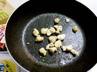 土司包蛋（经典早餐）,鸡翅根卸肉炒熟