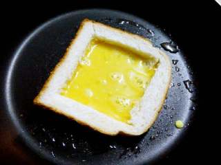 土司包蛋（经典早餐）,倒入蛋液，蛋液中也可加一些盐，口味清淡可以不加