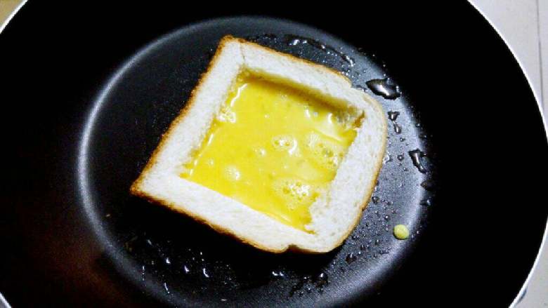 土司包蛋（经典早餐）,倒入蛋液，蛋液中也可加一些盐，口味清淡可以不加