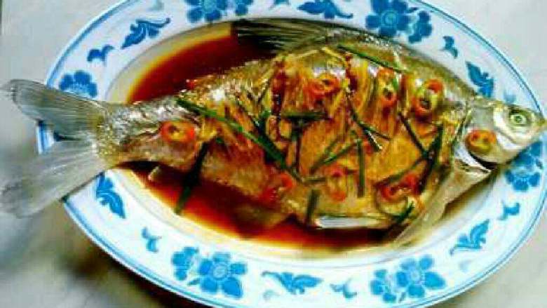 清蒸鳊鱼,撒点葱花和辣椒圈，然后把烧好了的汁都浇在鱼身上就可以了。