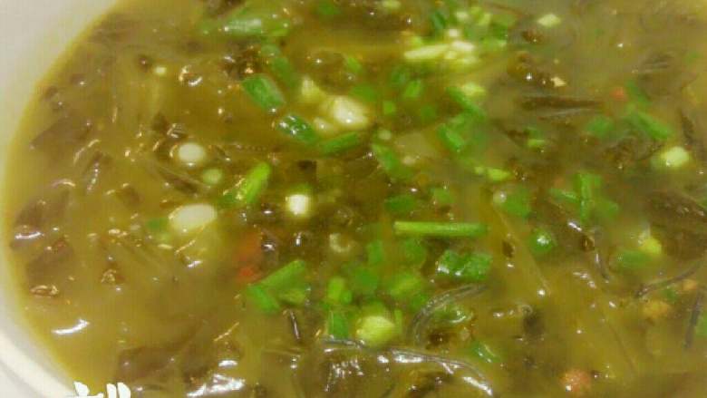 酸菜粉丝汤,起锅前，尝一下盐味看是否再加盐，调入几粒鸡精，放入葱花，装汤碗中。