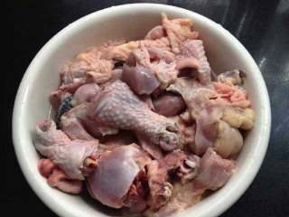 板栗香菇炖鸡,鸡斩块