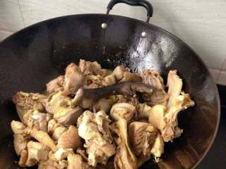 板栗香菇炖鸡,倒入鸡炒一下