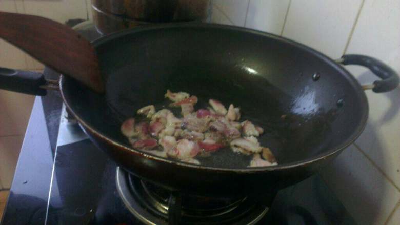 双菇炒肉,炒锅放油烧热，倒入切好的五花肉翻炒；