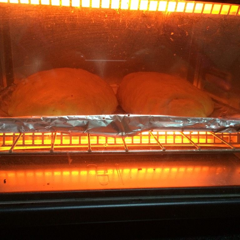 南瓜葡萄干面包,如图烤箱200度预热3分钟，下层，200度烤30分钟