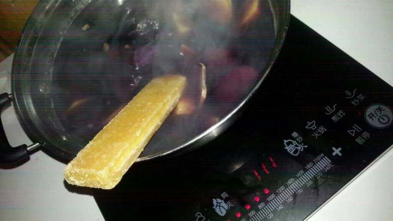 番薯糖水,煮到大半小时后加入1砖糖、待糖溶解即可盛出。