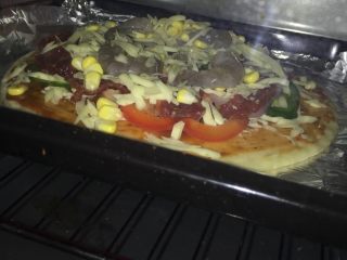 大虾牛肉披萨,如图最后进入烤箱，200度烤10分钟左右