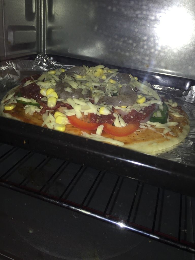 大虾牛肉披萨,如图最后进入烤箱，200度烤10分钟左右