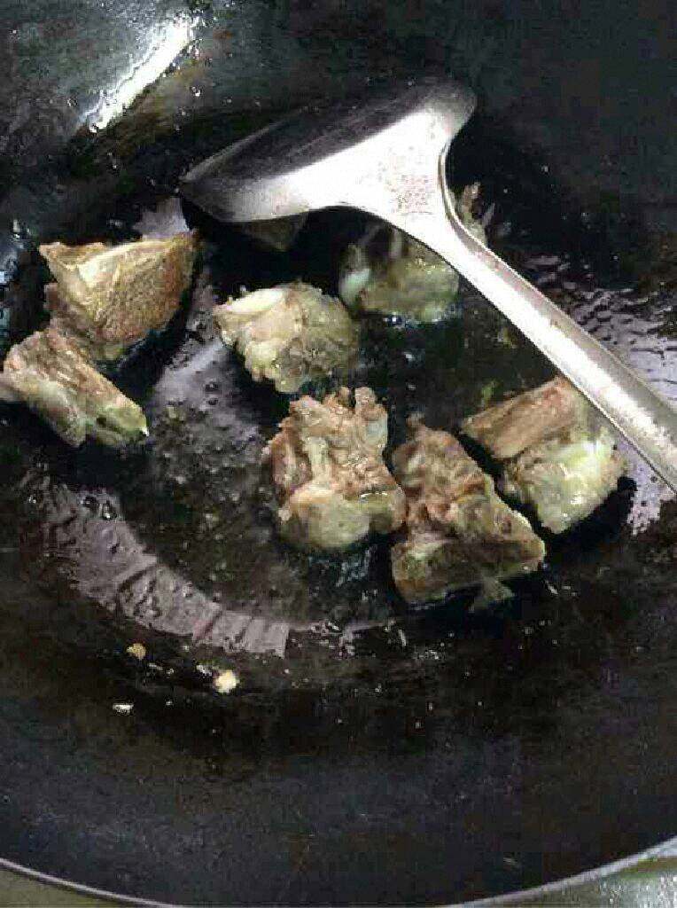 土豆闷排骨,锅里放适量油把排骨放进去炒翻炒片刻。