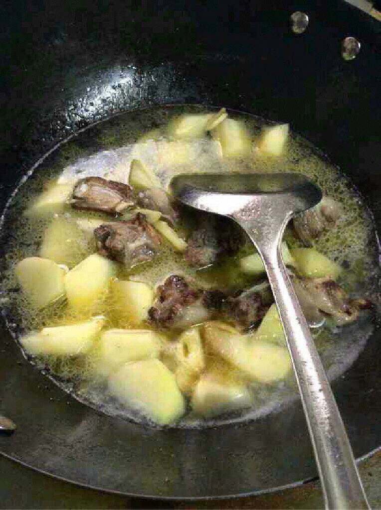 土豆闷排骨,在加入适量水闷煮一下。