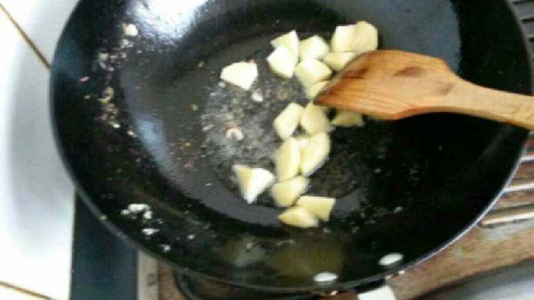 自创【香辣鸡丁】,锅里还有油把土豆倒进去炒。