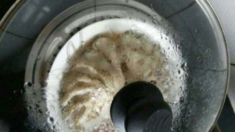 自创【清蒸开屏鲈鱼】,锅里烧水把鱼放进去开始蒸，大概蒸10多分钟就可以了，蒸好闷3分钟在打开盖子。
