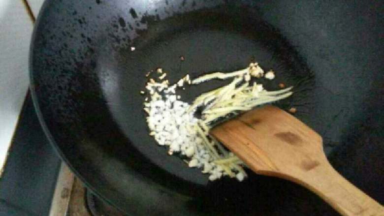 自创【清蒸开屏鲈鱼】,在放入葱白和姜爆香。