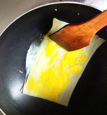 家常烤冷面的做法,将鸡蛋涂匀。