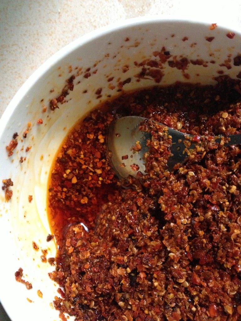 自制纯香辣椒油,为什么泼三次呢 看 已经出红油了 就是为了让它更好的出红油
