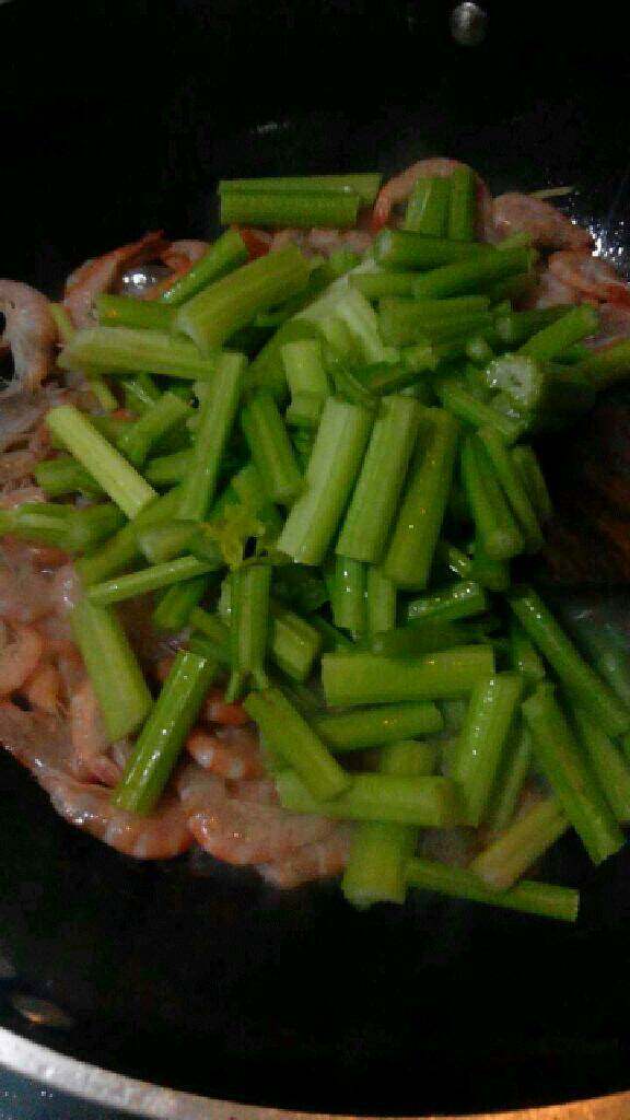 芹菜炒小河虾,在加入芹菜一起翻炒。
