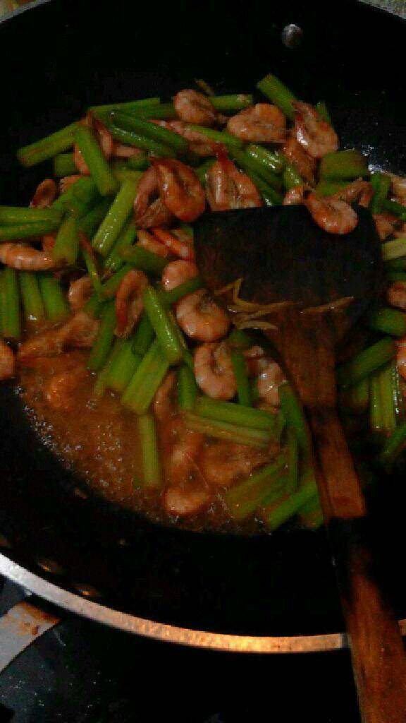 芹菜炒小河虾,在加适量盐调味就可以了。