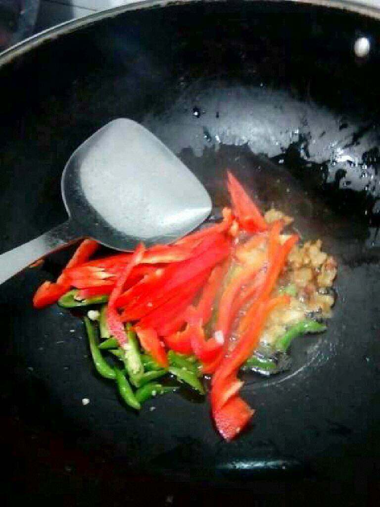 肉炒三丝,在放入青红辣椒。