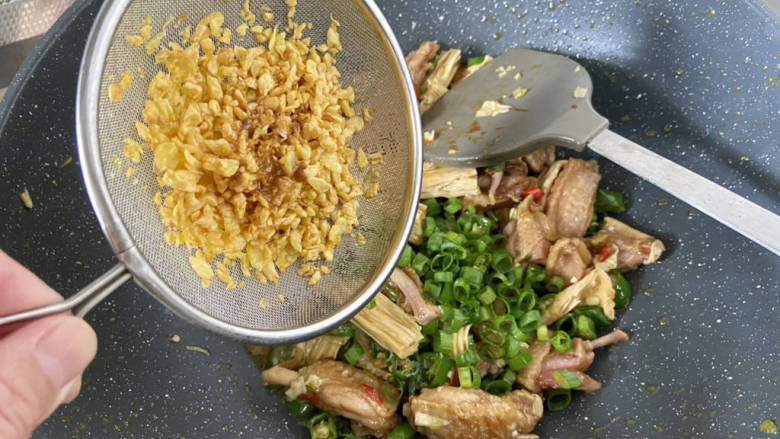 蒜香焖翅,出锅前加入炸蒜蓉和葱末，翻炒均匀即可