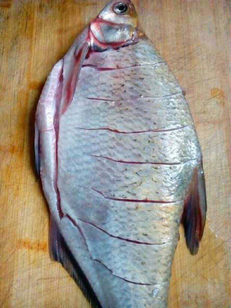 自创【干扁武昌鱼】,鱼是杀好的洗干净用刀在鱼身划出口子。