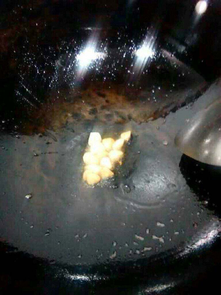 自创【虎皮青椒】,锅里还剩下的油放入蒜爆香。