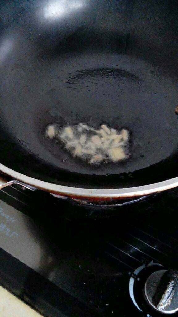 彩椒彩肉丝,锅里放适量油把蒜放进爆香。