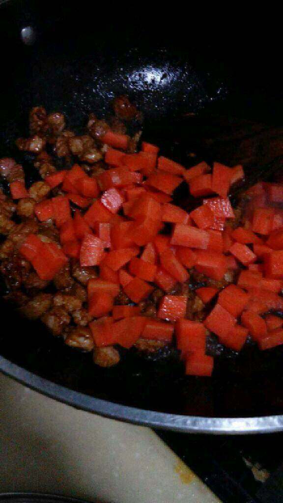 胡萝卜莴笋炒肉丁,在入胡萝卜丁。