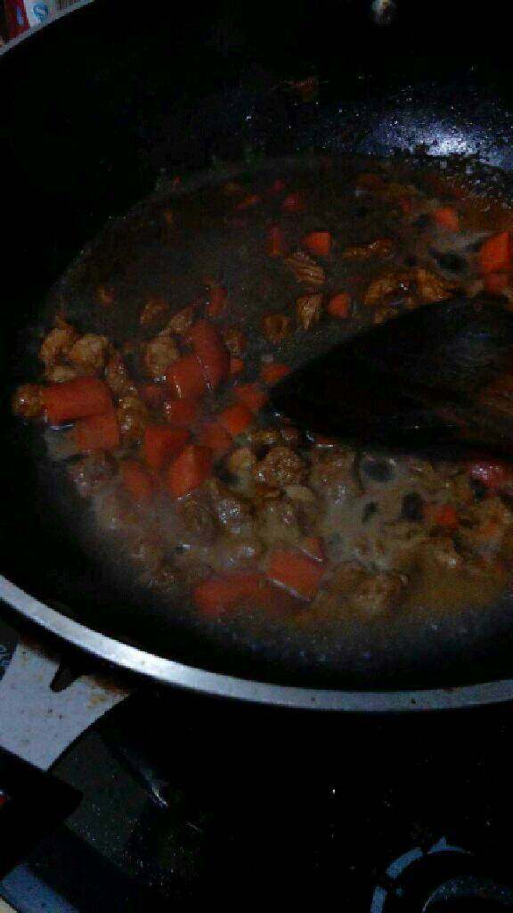 胡萝卜莴笋炒肉丁,加适量水煮一下。