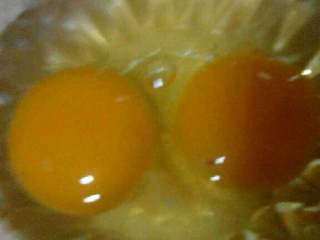 自创【茄汁带鱼】,准备好的鸡蛋打在碗里搅拌均匀。