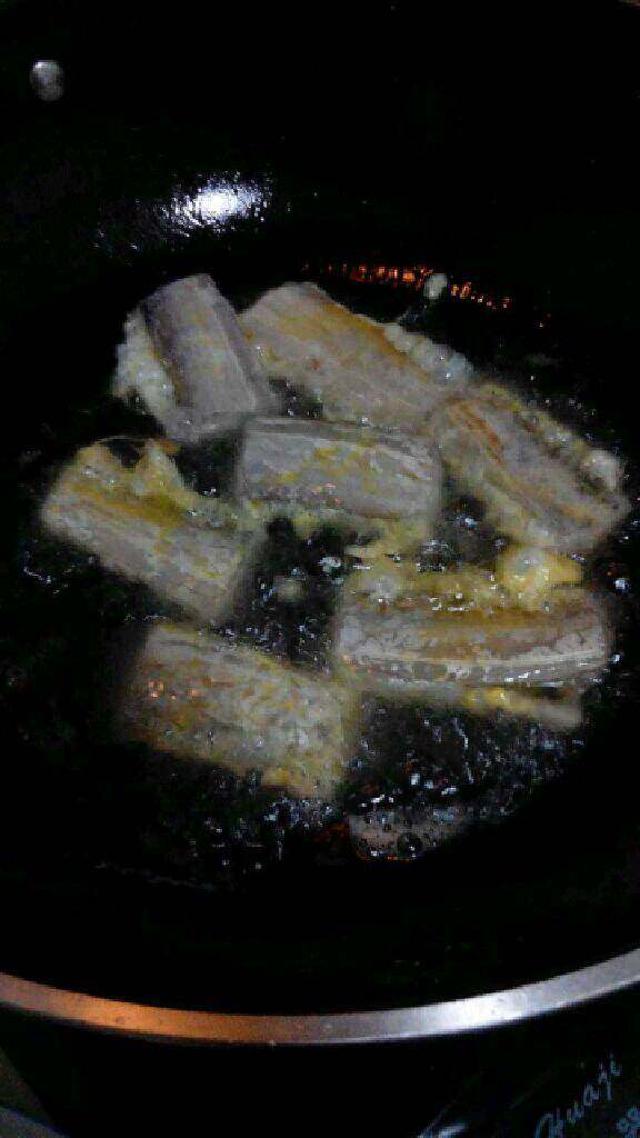 自创【茄汁带鱼】,锅里放适量油热后把裹好蛋液的带鱼放进炸。
