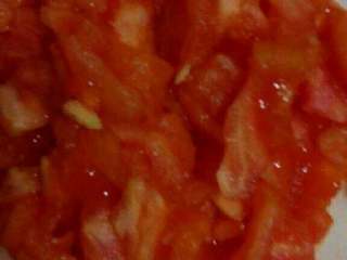 自创【茄汁带鱼】,把煮好的番茄剁碎。