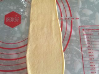 培根芝士面包,如图将一个面团用擀面杖擀成长圆形；