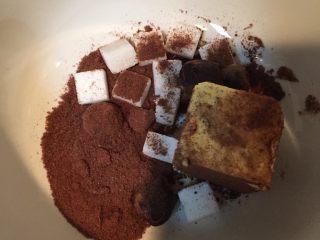 核桃巧克力饼干,将黄油、白砂糖、可可粉、巧克力放入容器隔水融化成液态。