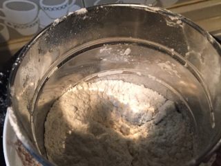 核桃巧克力饼干,用筛子把准备好的面粉筛入已融化的液体中。