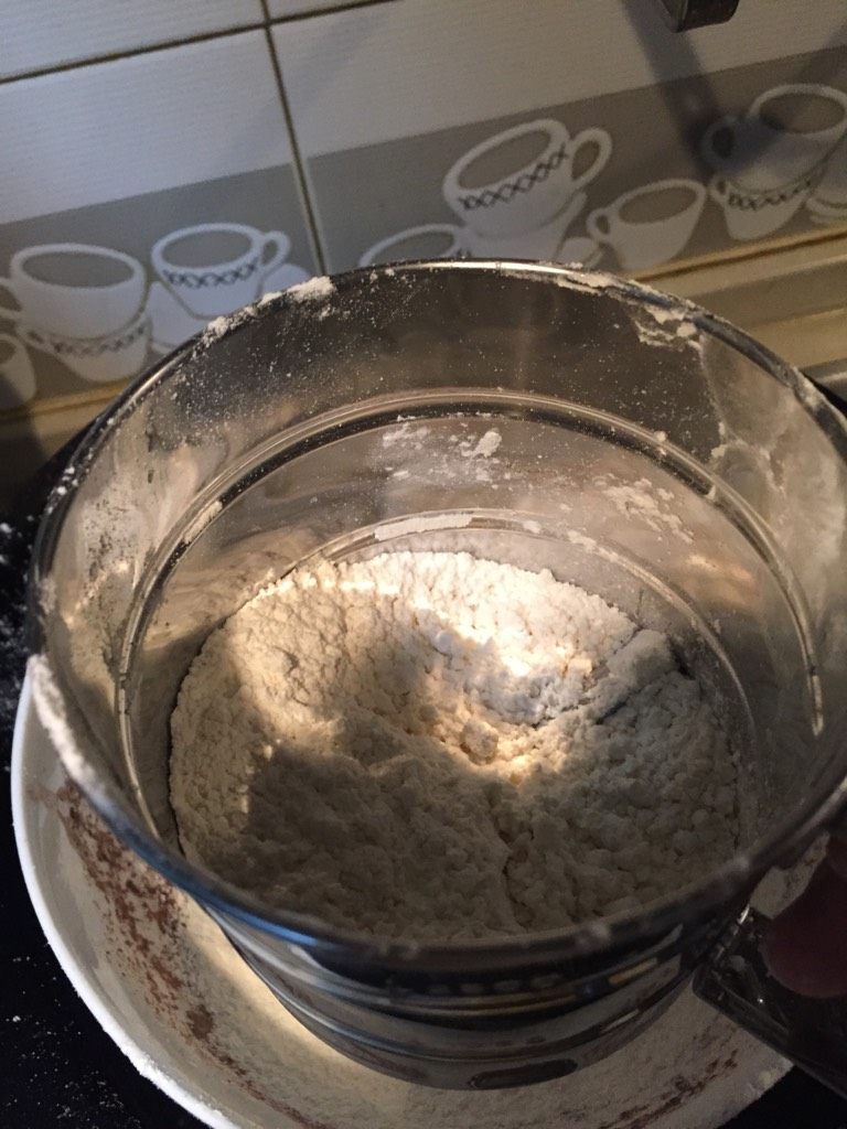 核桃巧克力饼干,用筛子把准备好的面粉筛入已融化的液体中。