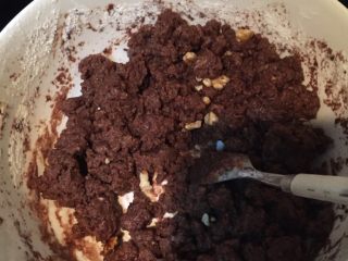 核桃巧克力饼干,均匀搅拌直到完全融合，撒些核桃粒。