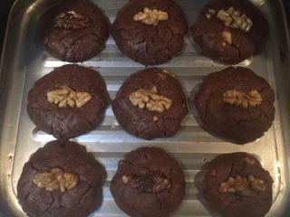 核桃巧克力饼干,如图团成小团压平，每块饼干上压一块核桃