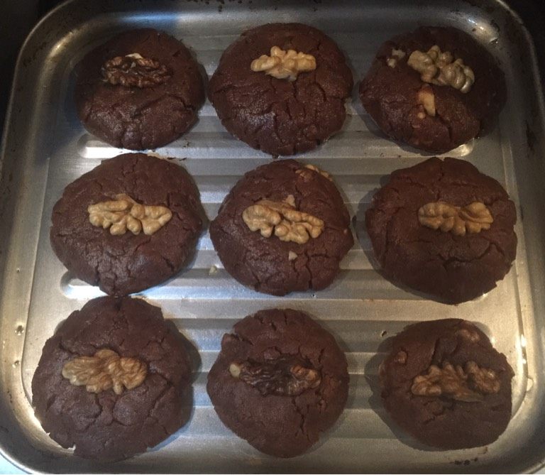 核桃巧克力饼干,如图团成小团压平，每块饼干上压一块核桃